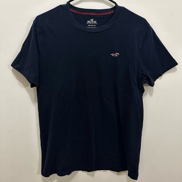 🔥3 for $15🔥 Navy Blue Hollister t-shirt in Medium - Picture 1 of 3